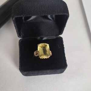 QUARTZ AND TEN KARAT  Elegant Yellow Gemstone Ring